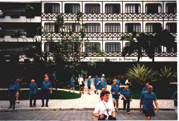 Die Hunsrücker Folkloregruppe Rheinböllen 1997 bei Ihrer Tournee vor dem Rathaus in Blumenau