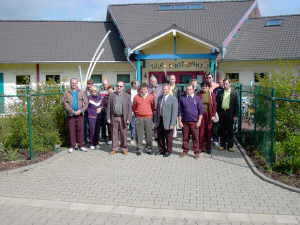 Vor dem Kindergarten Villa Kunterbunt in Rheinbllen